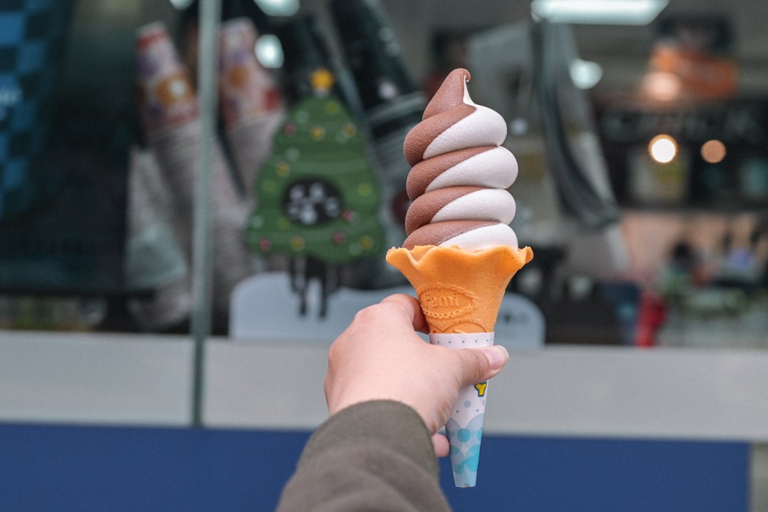 Fami全家霜淇淋：IG打卡熱門Q版季節限定胖胖霜淇淋，冬季限定草莓口味全台58間/外帶 @女子的休假計劃