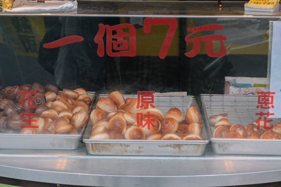 台中周記上海脆皮烤饅頭：古早味銅板美食，除了基本款還有限量版隱藏口味/台中第三市場/銅板美食/外帶 @女子的休假計劃