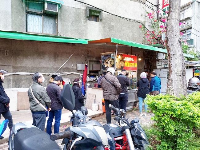 花蓮光復高麗菜煎餅｜在地人才知道板橋銅板美食(外帶) @女子的休假計劃