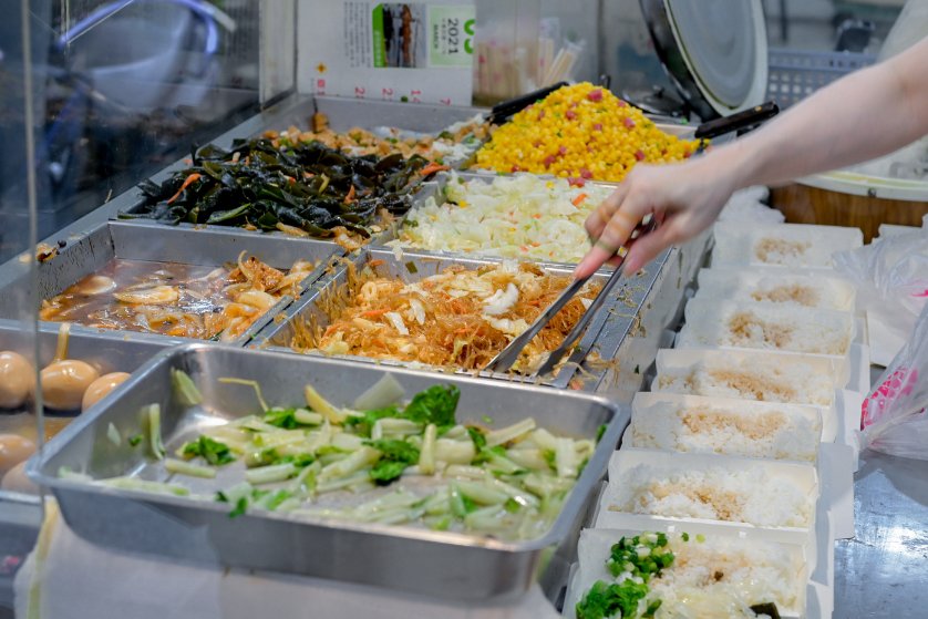 【土城美食】長鴻香港燒臘，在地人氣排隊名店，最推脆皮烤鴨、化皮燒肉/便當外帶 @女子的休假計劃