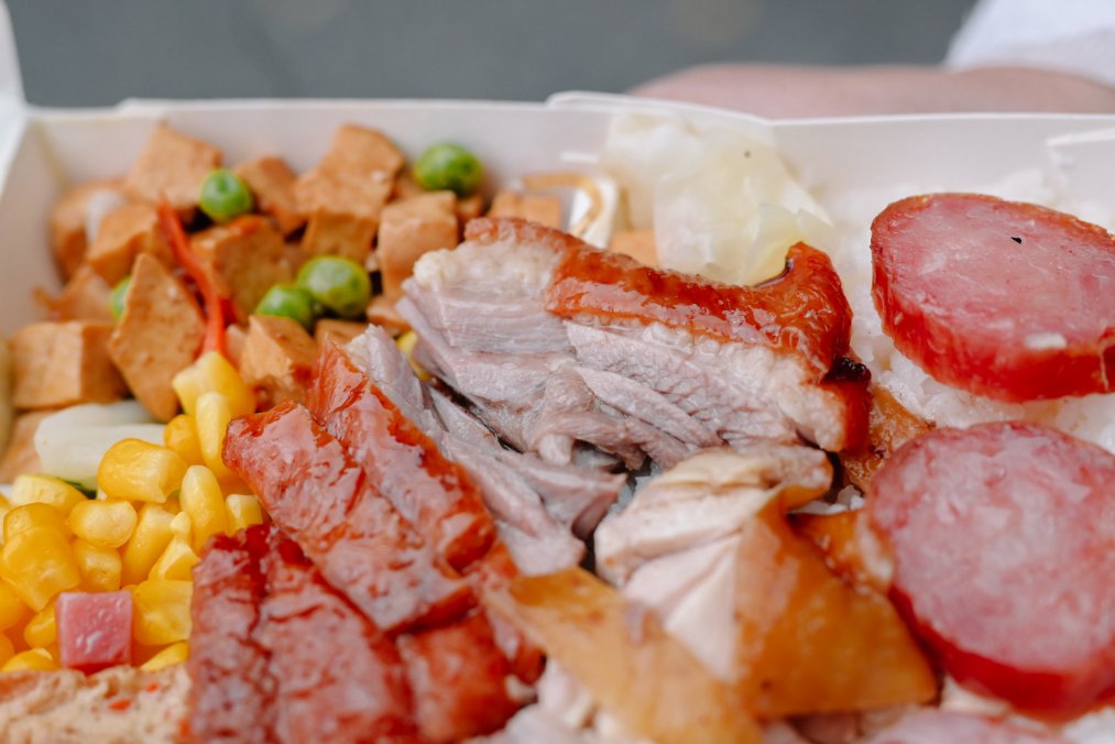 【土城美食】長鴻香港燒臘，在地人氣排隊名店，最推脆皮烤鴨、化皮燒肉/便當外帶 @女子的休假計劃