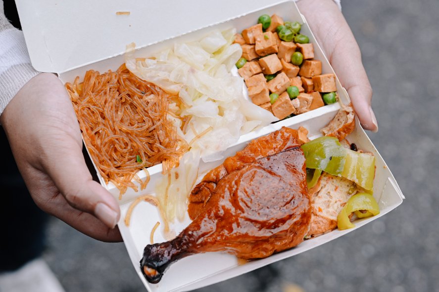 【土城美食】長鴻香港燒臘，在地人氣排隊名店，最推脆皮烤鴨、化皮燒肉/便當外帶 @女子的休假計劃