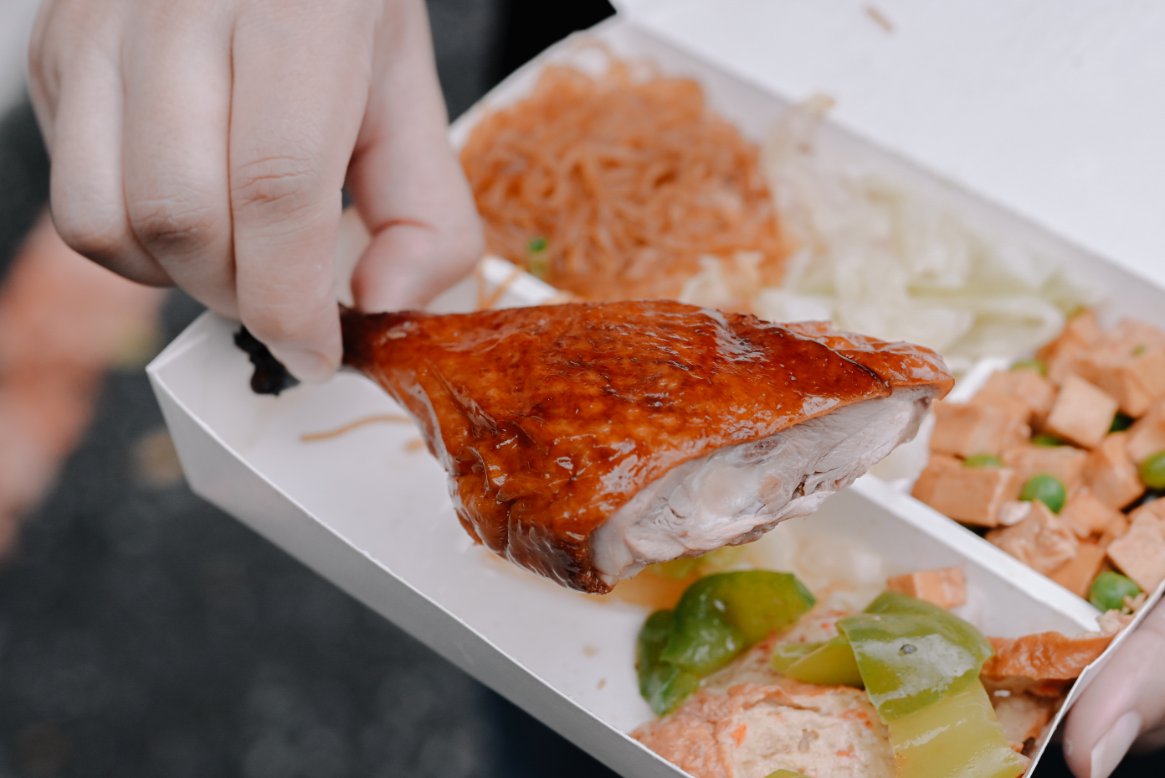 【土城美食】長鴻香港燒臘，在地人氣排隊名店，最推脆皮烤鴨、化皮燒肉/便當外帶 @女子的休假計劃