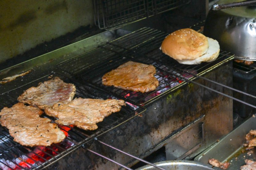 小璋炭烤輕食：銅板美食大份量，真材實料炭烤豬排吐司漢堡/外帶 @女子的休假計劃