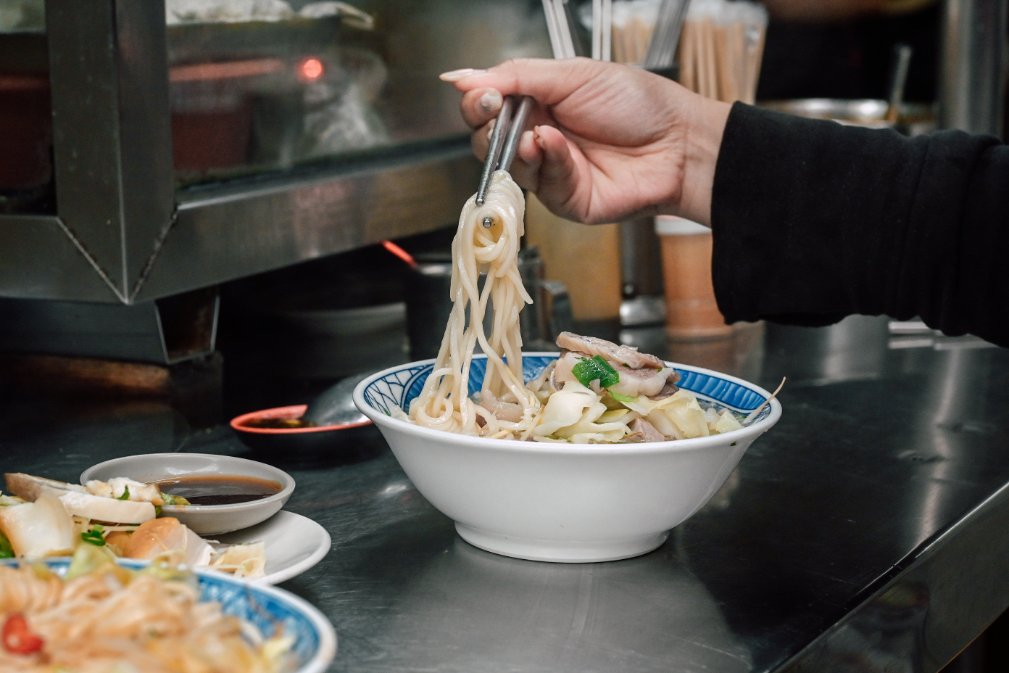 中義街烏醋乾麵｜40年在地人氣麵店，當男人戀愛時拍攝場景(外帶) @女子的休假計劃