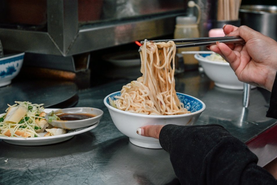 中義街烏醋乾麵｜40年在地人氣麵店，當男人戀愛時拍攝場景(外帶) @女子的休假計劃