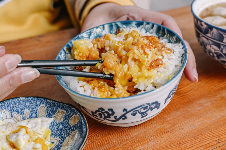 鼎富發豬油拌飯：台南傳統小吃豬油拌飯加生蛋黃很銷魂古早味/外帶 @女子的休假計劃