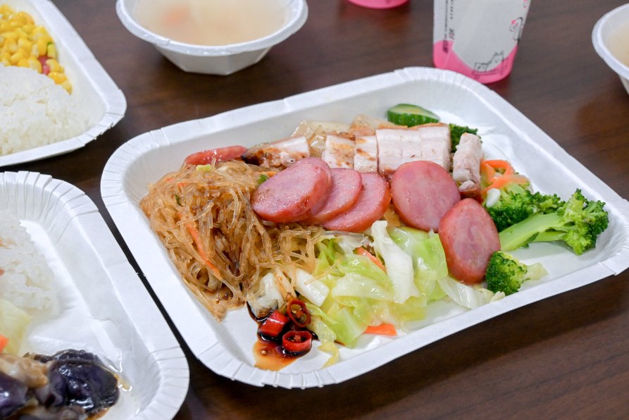 【土城美食】長鴻香港燒臘，在地人氣排隊名店，最推脆皮烤鴨、化皮燒肉/便當外帶 @女子的休假計劃