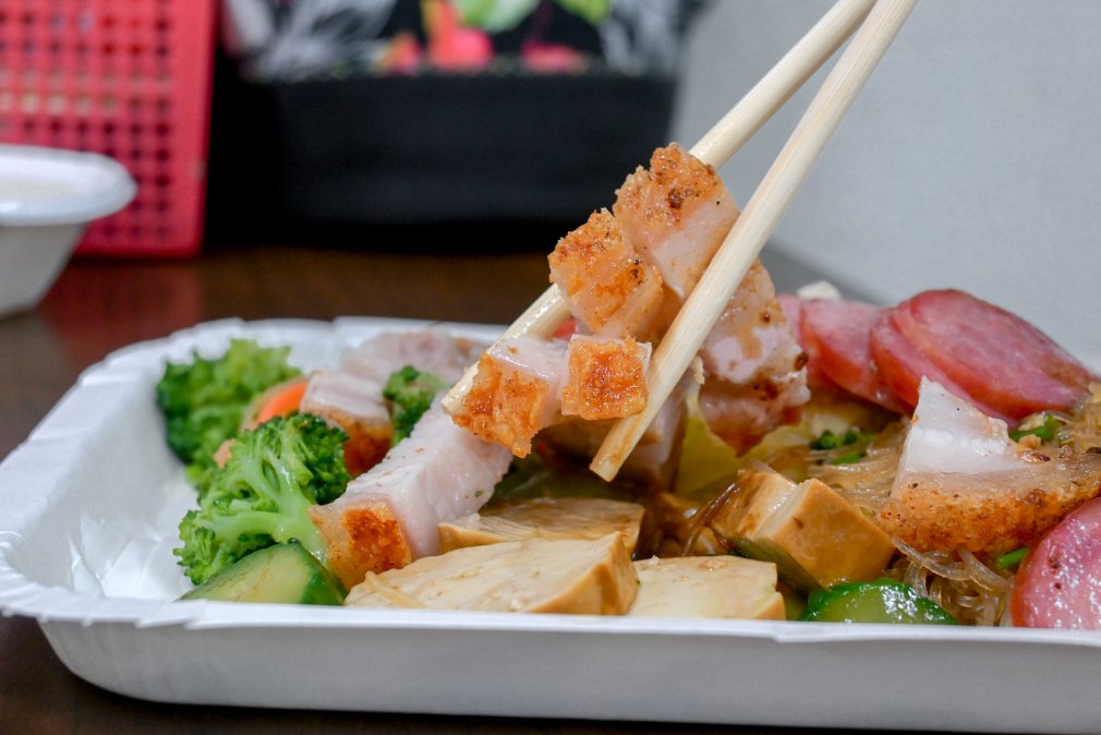 【土城美食】長鴻香港燒臘，在地人氣排隊名店，最推脆皮烤鴨、化皮燒肉/便當外帶 @女子的休假計劃