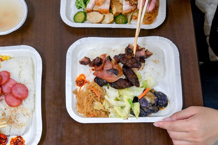 【土城美食】長鴻香港燒臘，在地人氣排隊名店，最推脆皮烤鴨、化皮燒肉/便當外帶 @女子的休假計劃