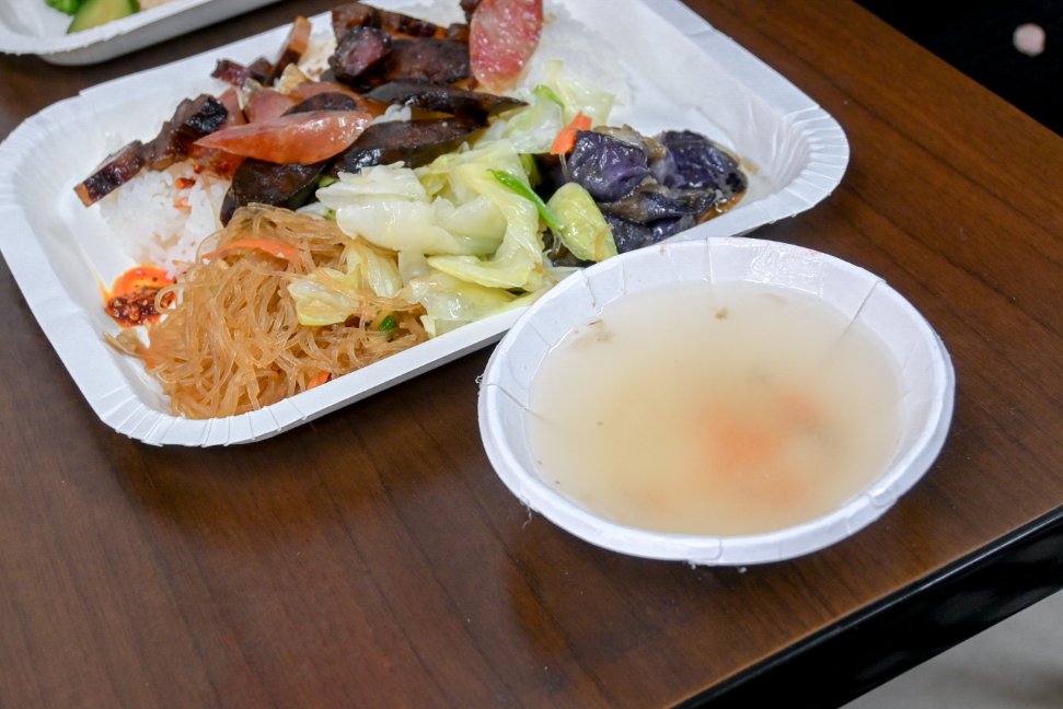 【土城美食】長鴻香港燒臘，在地人氣排隊名店，最推脆皮烤鴨、化皮燒肉/便當外帶 @女子的休假計劃
