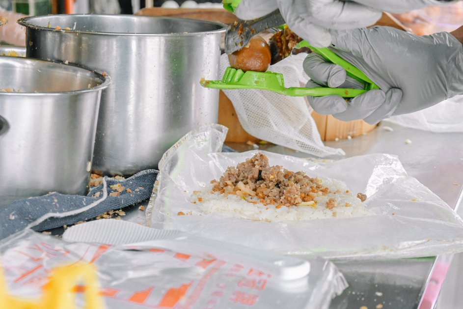 【高雄美食】大港飯糰正興店：在地人氣必吃古早味飯糰，大推鹹蛋黃飯糰/外帶 @女子的休假計劃