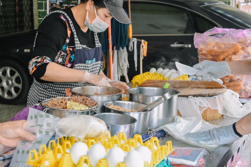 【高雄美食】大港飯糰正興店：在地人氣必吃古早味飯糰，大推鹹蛋黃飯糰/外帶 @女子的休假計劃