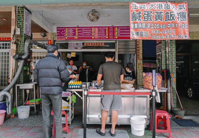 【高雄美食】大港飯糰正興店：在地人氣必吃古早味飯糰，大推鹹蛋黃飯糰/外帶 @女子的休假計劃