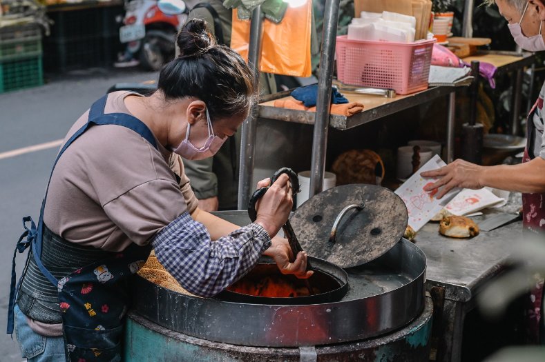 新疆烤饢 ｜板橋重慶市場手工碳烤燒餅專賣店(外帶) @女子的休假計劃