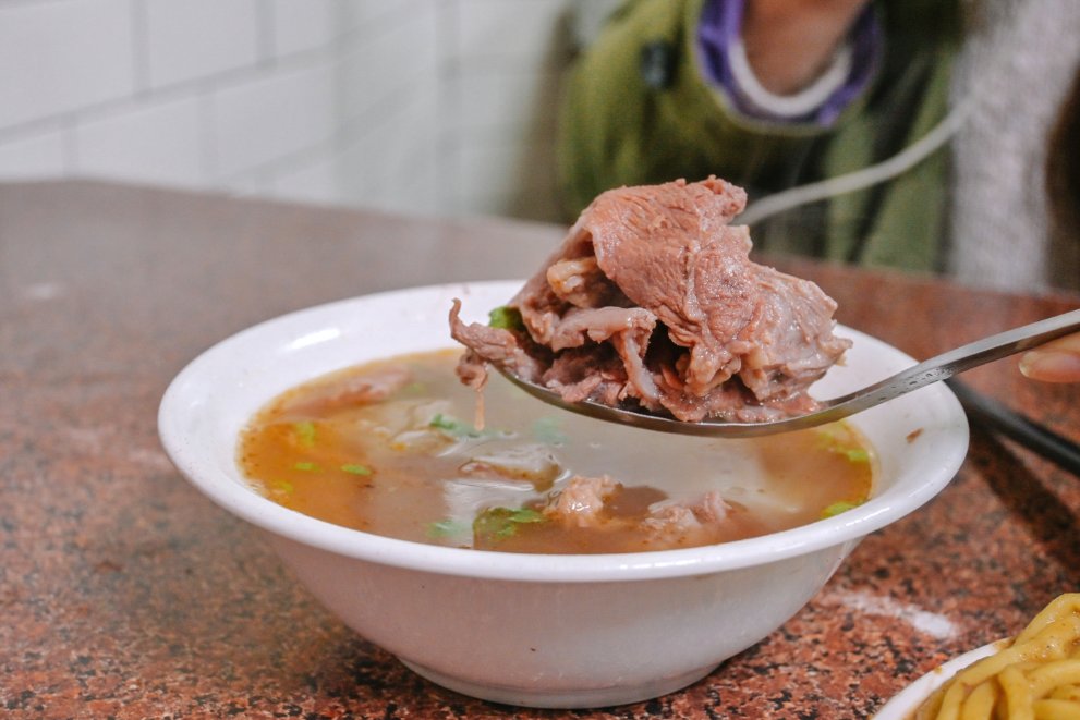 【新竹美食】西市汕頭館總店，自製沙茶醬美味汕頭溫體牛火鍋/食尚玩家推薦 @女子的休假計劃