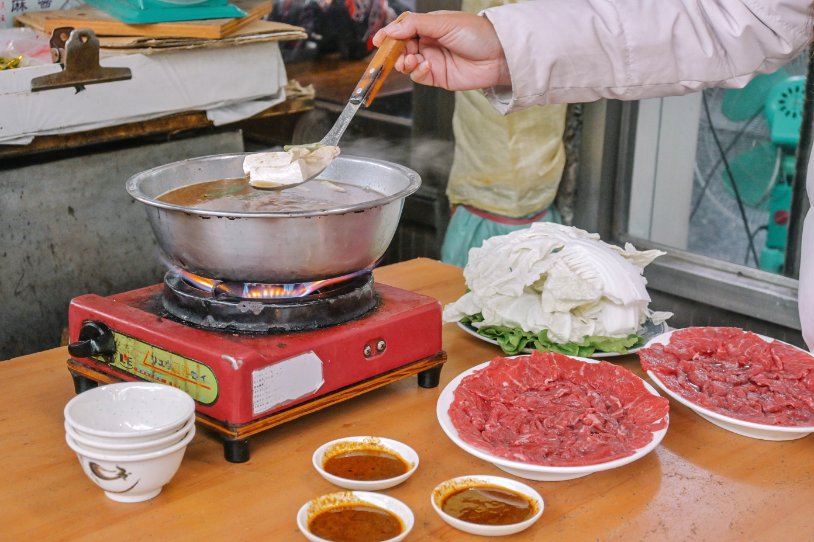 【新竹美食】西市汕頭館總店，自製沙茶醬美味汕頭溫體牛火鍋/食尚玩家推薦 @女子的休假計劃