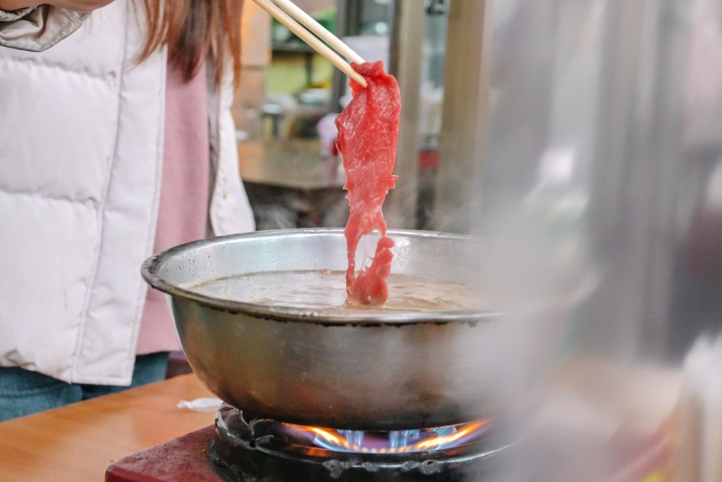 【新竹美食】西市汕頭館總店，自製沙茶醬美味汕頭溫體牛火鍋/食尚玩家推薦 @女子的休假計劃