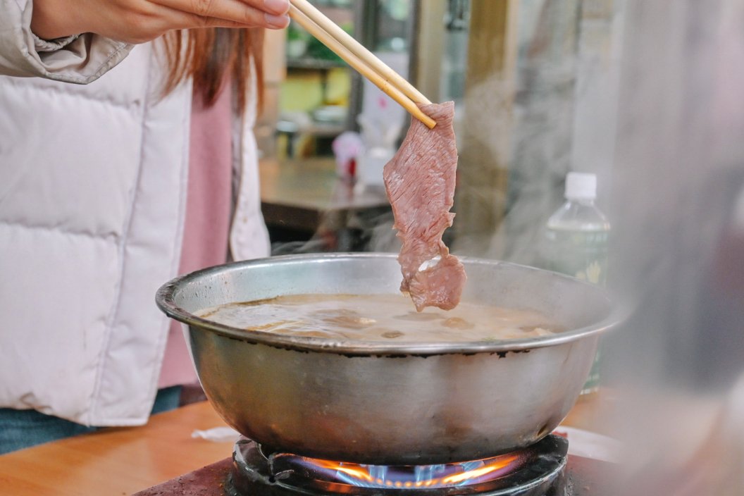 【新竹美食】西市汕頭館總店，自製沙茶醬美味汕頭溫體牛火鍋/食尚玩家推薦 @女子的休假計劃