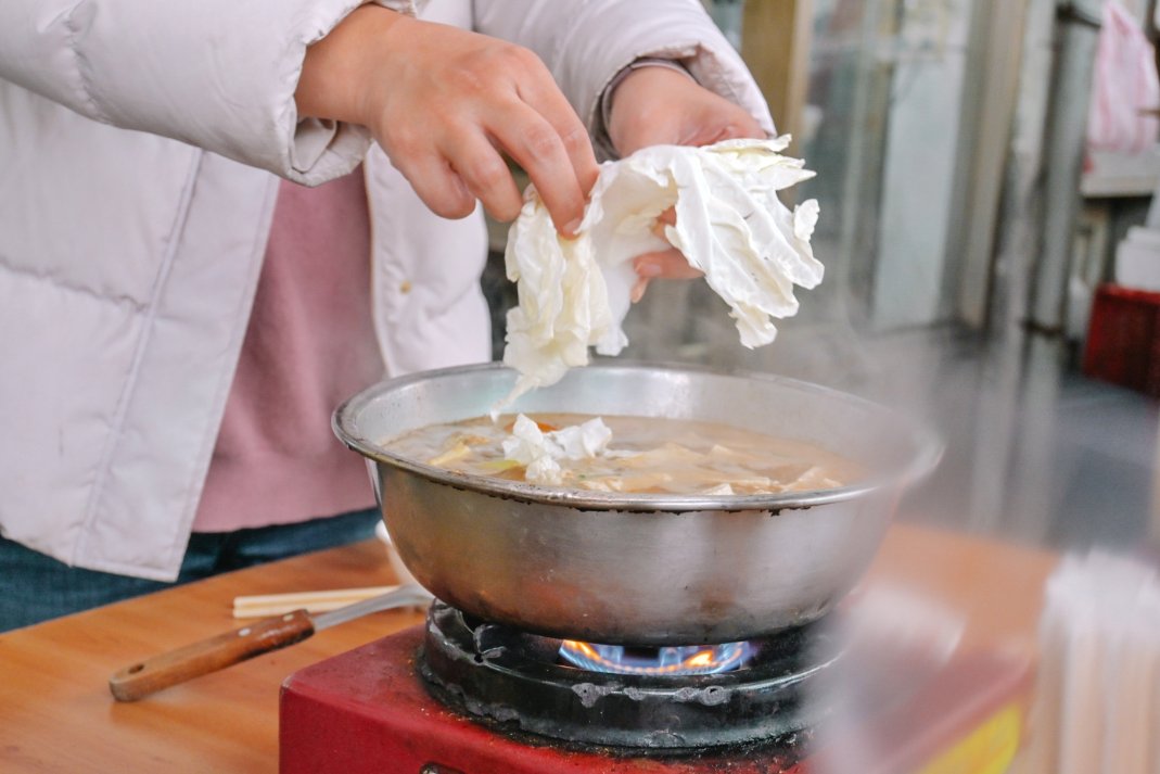 【新竹美食】西市汕頭館總店，自製沙茶醬美味汕頭溫體牛火鍋/食尚玩家推薦 @女子的休假計劃