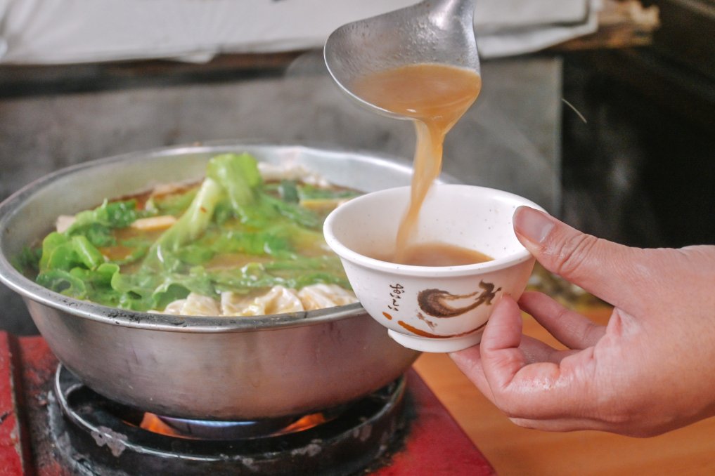 【新竹美食】西市汕頭館總店，自製沙茶醬美味汕頭溫體牛火鍋/食尚玩家推薦 @女子的休假計劃