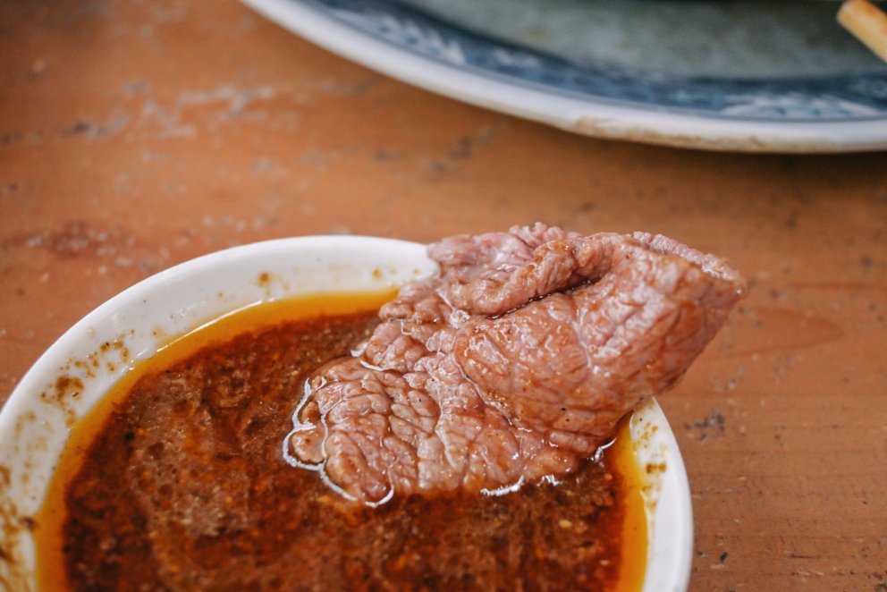 【新竹美食】西市汕頭館總店，自製沙茶醬美味汕頭溫體牛火鍋/食尚玩家推薦 @女子的休假計劃