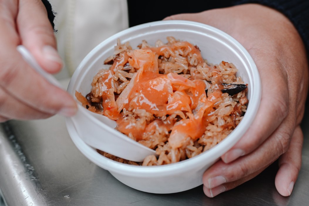 【樂華夜市】郭記麻辣臭豆腐：排隊美食鴨血臭豆腐油飯(外帶) @女子的休假計劃