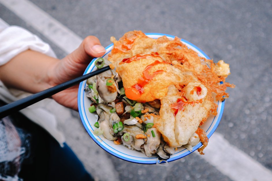 黑點師魯肉飯：超浮誇肥美東石鮮蚵魯肉飯配上半熟炸鴨蛋/花蓮美食外帶 @女子的休假計劃