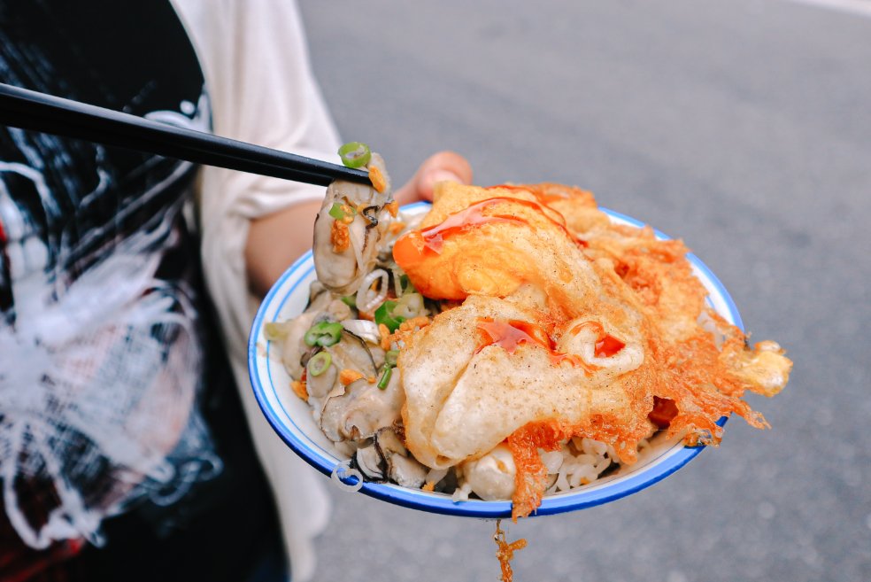 黑點師魯肉飯：超浮誇肥美東石鮮蚵魯肉飯配上半熟炸鴨蛋/花蓮美食外帶 @女子的休假計劃