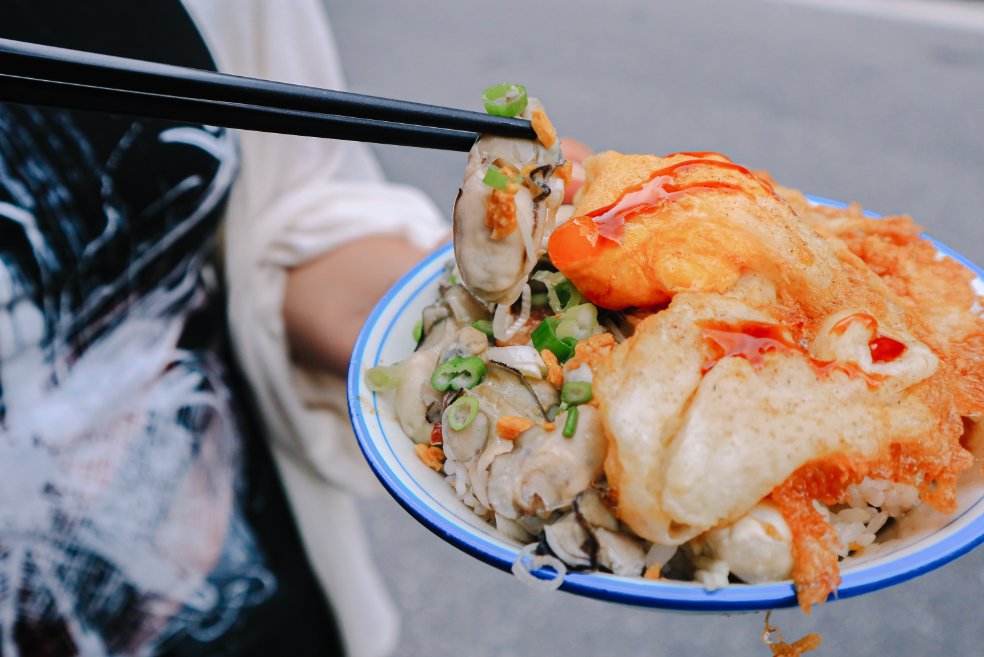 黑點師魯肉飯：超浮誇肥美東石鮮蚵魯肉飯配上半熟炸鴨蛋/花蓮美食外帶 @女子的休假計劃