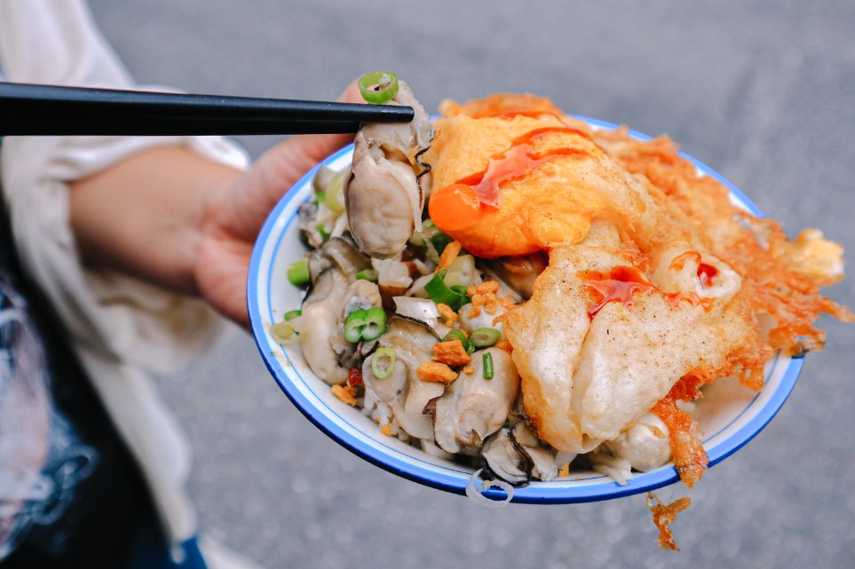 黑點師魯肉飯：超浮誇肥美東石鮮蚵魯肉飯配上半熟炸鴨蛋/花蓮美食外帶 @女子的休假計劃