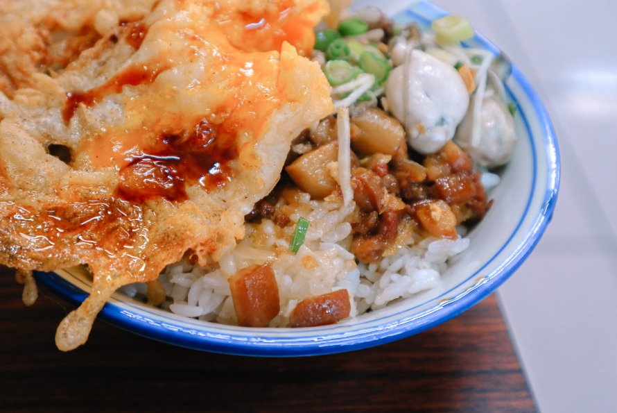 黑點師魯肉飯：超浮誇肥美東石鮮蚵魯肉飯配上半熟炸鴨蛋/花蓮美食外帶 @女子的休假計劃