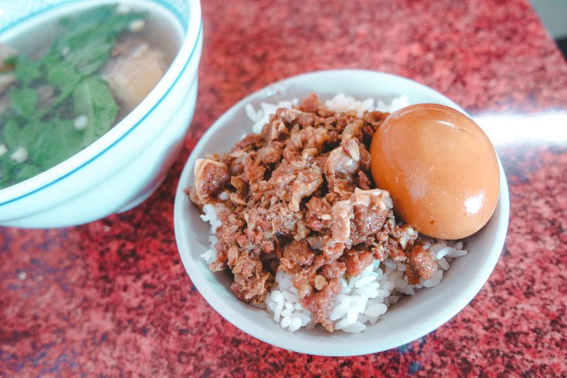 阿寶牛肉湯｜點牛肉湯送牛肉燥飯加滷蛋只要100元(菜單) @女子的休假計劃