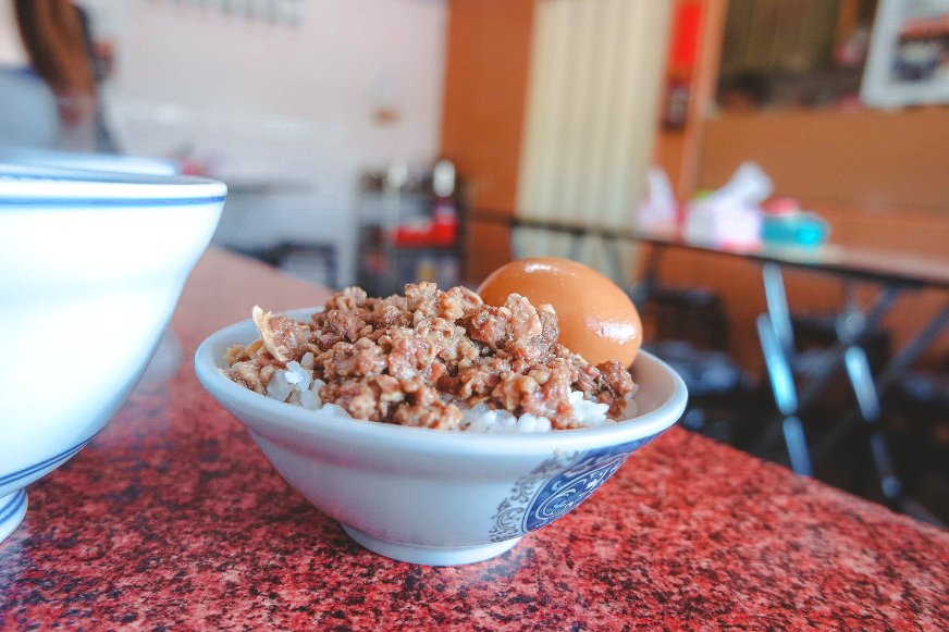 阿寶牛肉湯｜點牛肉湯送牛肉燥飯加滷蛋只要100元(菜單) @女子的休假計劃