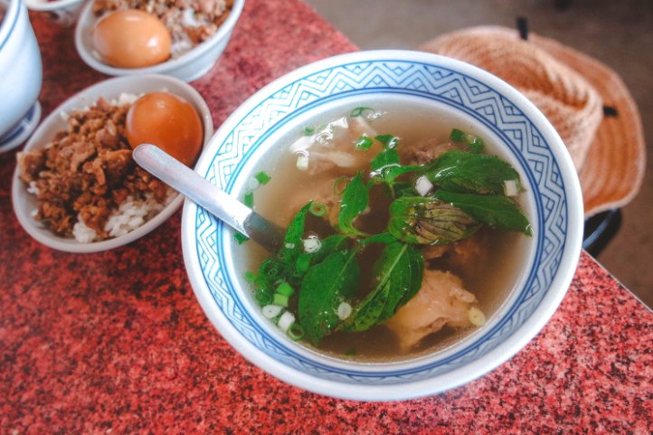 阿寶牛肉湯｜點牛肉湯送牛肉燥飯加滷蛋只要100元(菜單) @女子的休假計劃