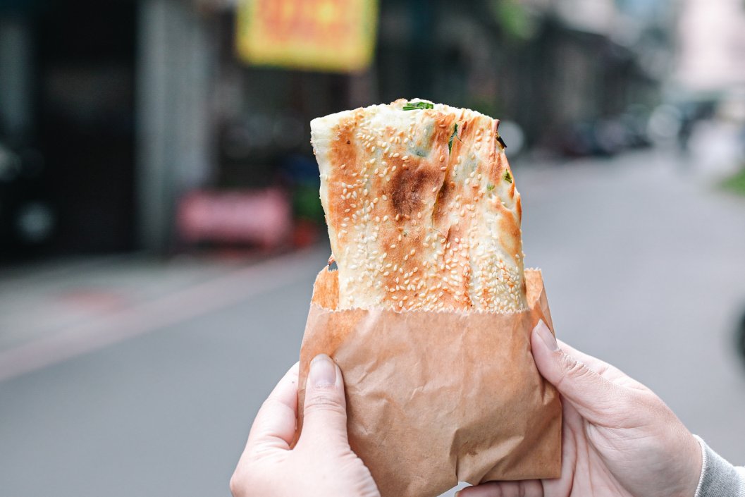老曾碳烤燒餅店｜巷弄傳統燒餅排隊小吃，食尚玩家推薦(外帶) @女子的休假計劃