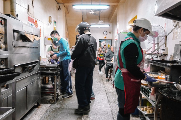 周家蔥油餅｜在地50年排隊人氣老店，基隆早餐推薦(外帶) @女子的休假計劃