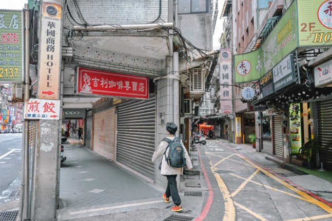 東霖煎餃：超大顆偽裝成水煎包的大型煎餃，巷弄內在地人日常早餐/外帶 @女子的休假計劃