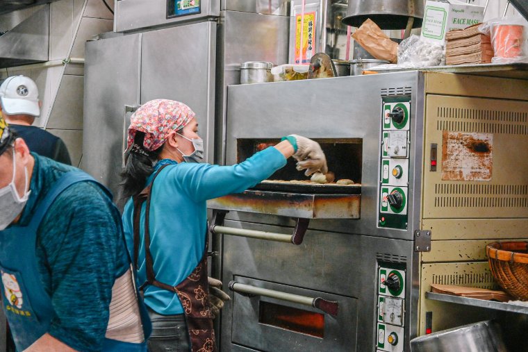 阿國碳烤燒餅｜超人氣排隊美食燒餅每顆15元(外帶) @女子的休假計劃