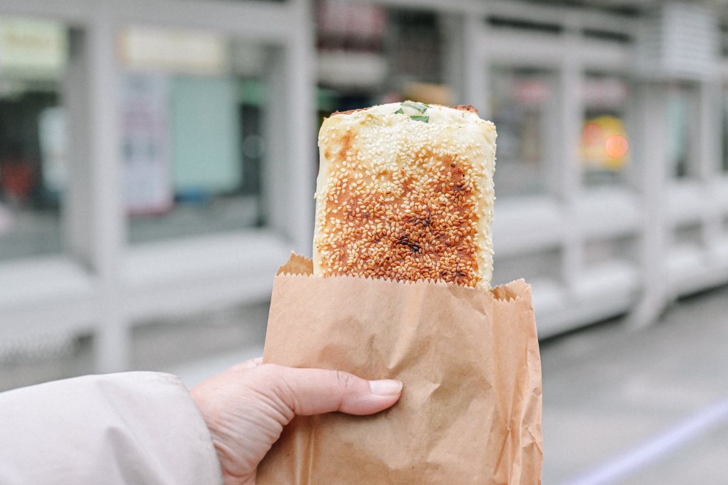 阿國碳烤燒餅｜超人氣排隊美食燒餅每顆15元(外帶) @女子的休假計劃