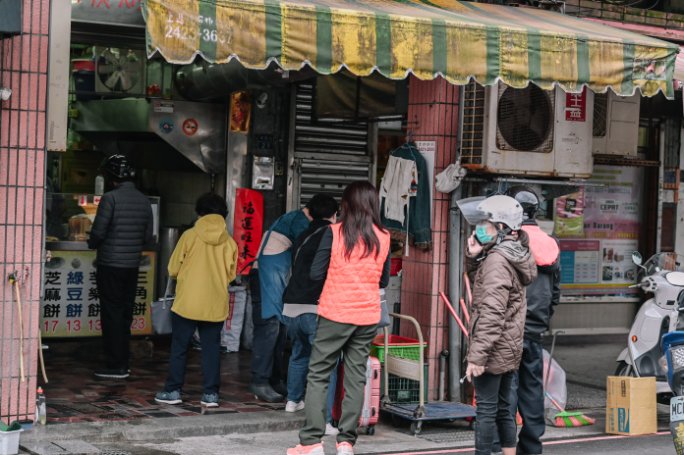 阿國碳烤燒餅｜超人氣排隊美食燒餅每顆15元(外帶) @女子的休假計劃