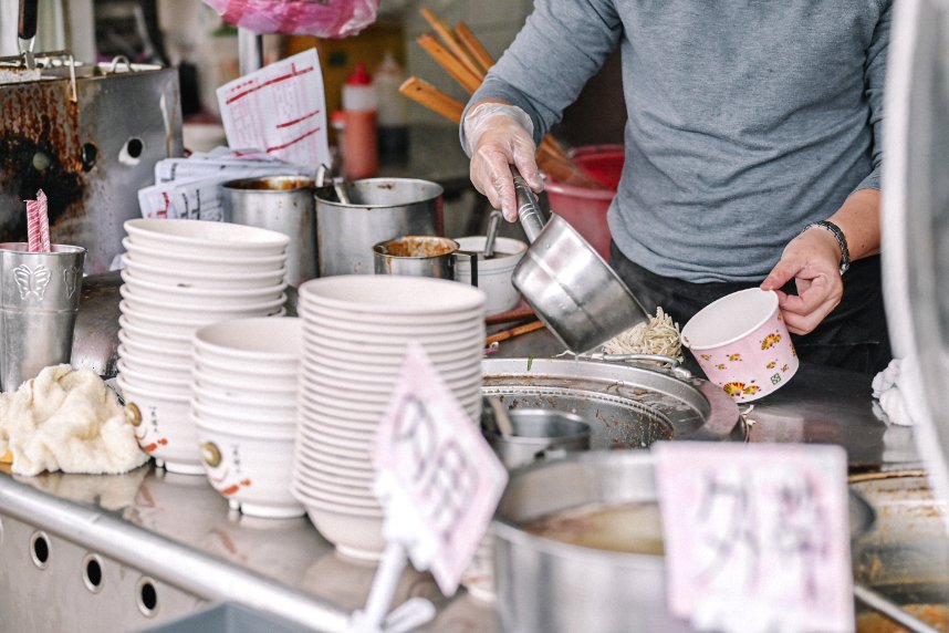 【基隆美食】五層豬腸湯，人氣超高在地小吃，10元滷肉飯、40元豬腸湯(外帶) @女子的休假計劃