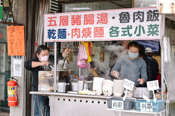 五層豬腸湯｜人氣超高在地小吃，10元滷肉飯、50元豬腸湯(外帶) @女子的休假計劃