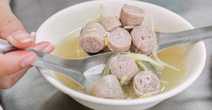 【基隆美食】五層豬腸湯，人氣超高在地小吃，10元滷肉飯、40元豬腸湯(外帶) @女子的休假計劃