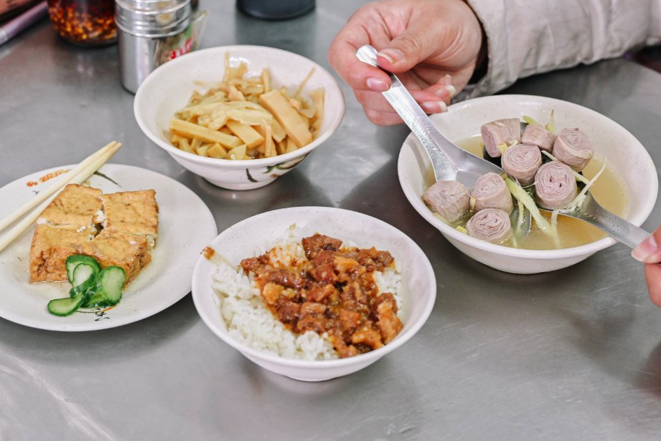 【基隆美食】五層豬腸湯，人氣超高在地小吃，10元滷肉飯、40元豬腸湯(外帶) @女子的休假計劃