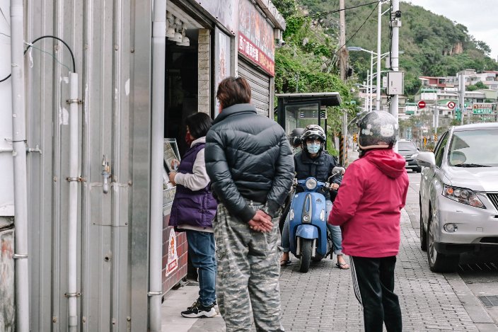 西八碼頭炸雞，在地人大推薦人氣炸雞店，雞排才50元CP值超高/外帶 @女子的休假計劃