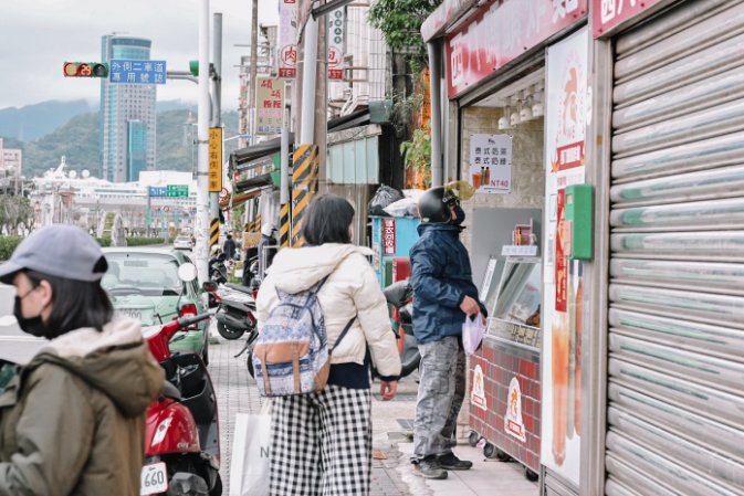 西八碼頭炸雞，在地人大推薦人氣炸雞店，雞排才50元CP值超高/外帶 @女子的休假計劃