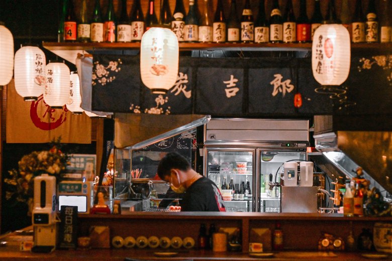 炭吉郎居酒屋 | 超有特色以花點綴擺設，職人燒烤必吃居酒屋/板橋深夜食堂 @女子的休假計劃