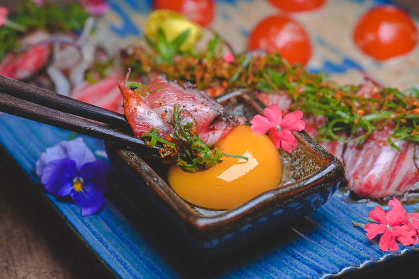 炭吉郎居酒屋 | 超有特色以花點綴擺設，職人燒烤必吃居酒屋/板橋深夜食堂 @女子的休假計劃