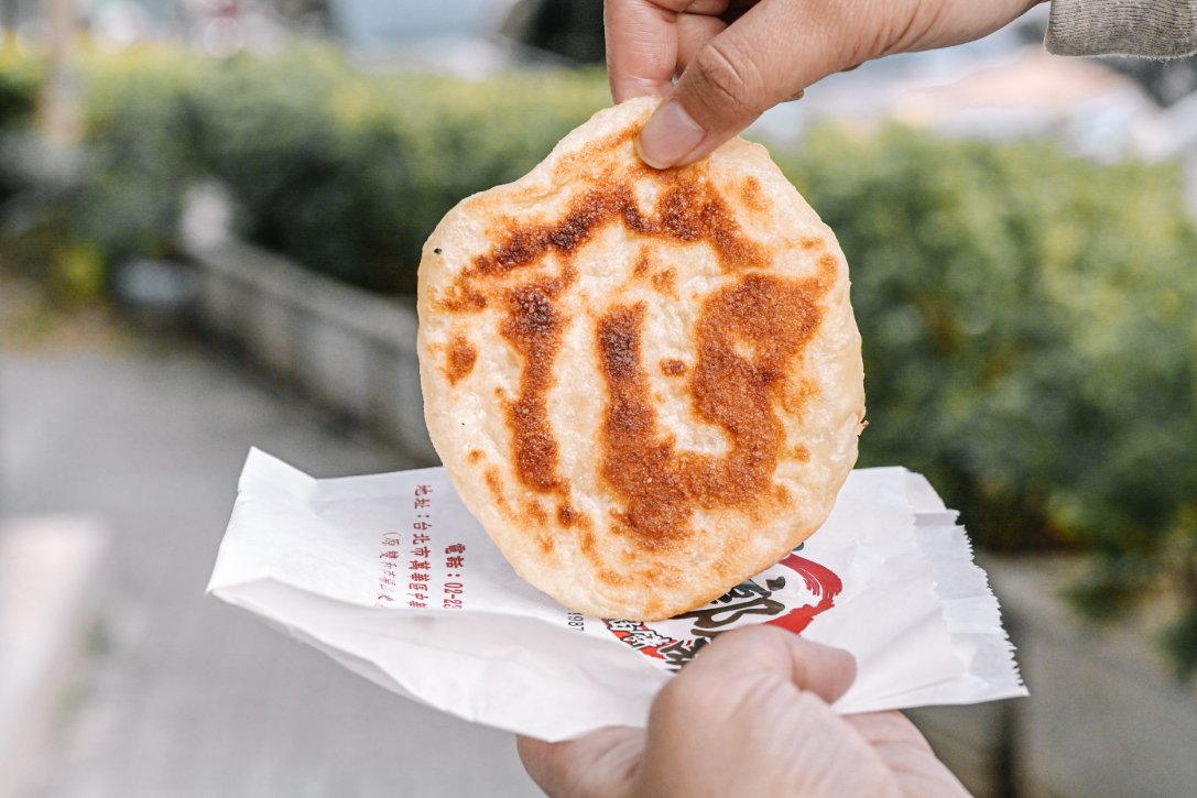 老郭舖山東蔥油餅，熱銷30年傳統眷村味，超推韭菜盒、餡餅銅板美食外帶 @女子的休假計劃
